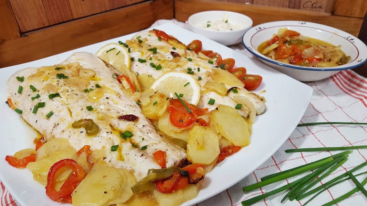 merluza al horno con patatas cebolla y vino blanco