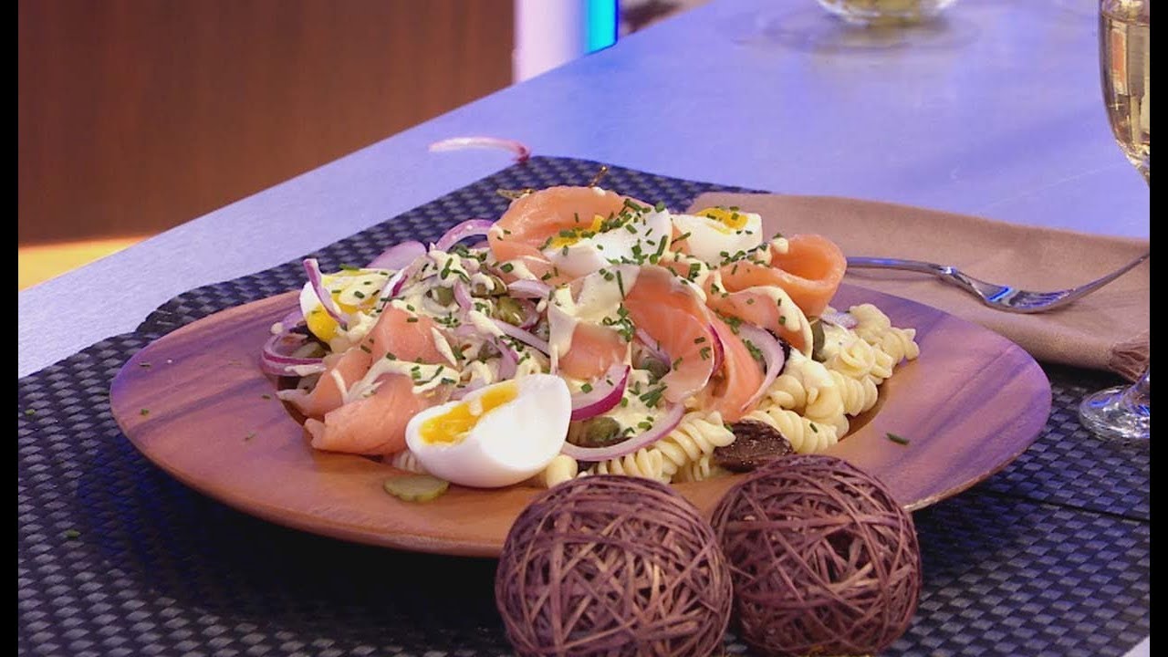 ensalada de salmón ahumado y huevo duro