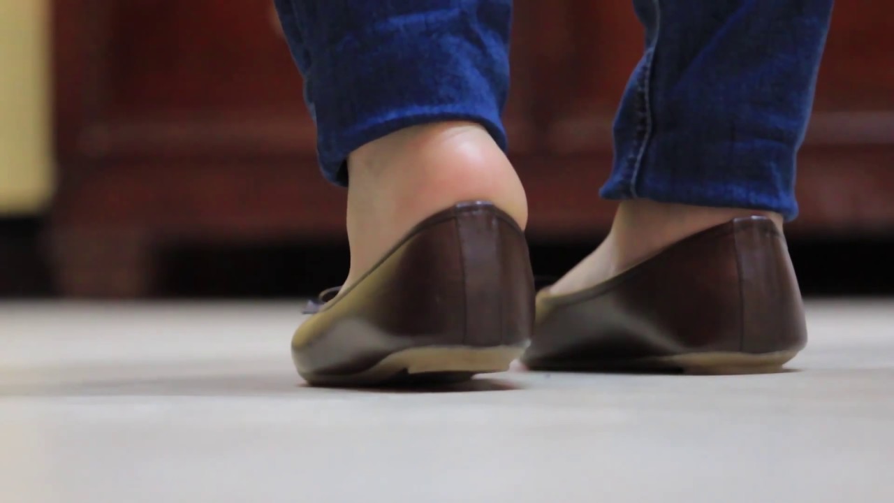 zapatos que se salen por el talon