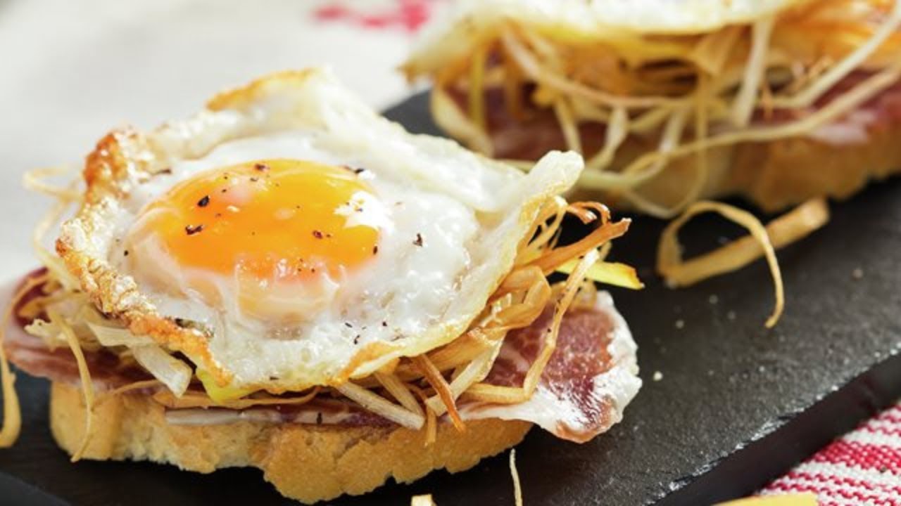 canapés con huevos de codorniz fritos