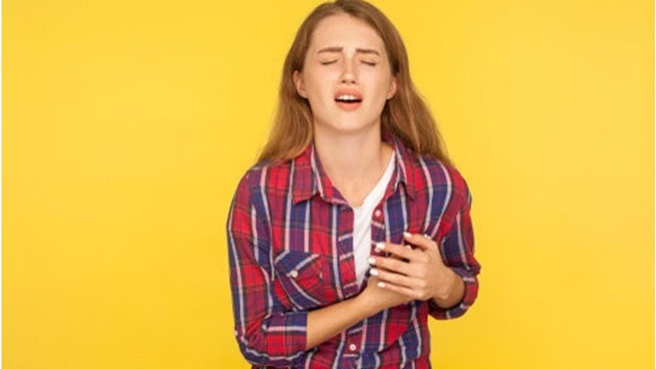 dolor debajo del pecho
