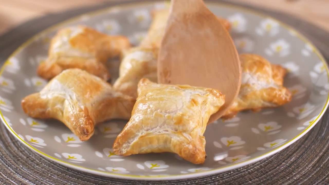 hojaldre relleno de queso brie y mermelada