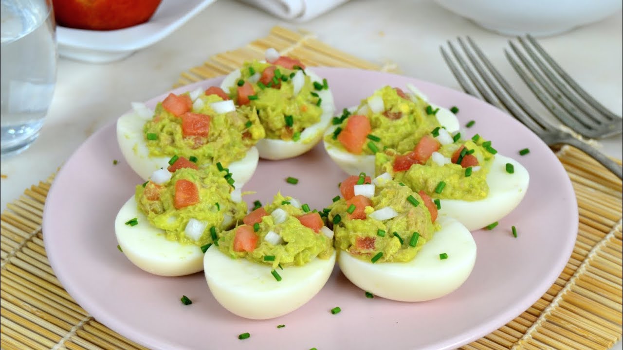 huevos rellenos de aguacate y atún