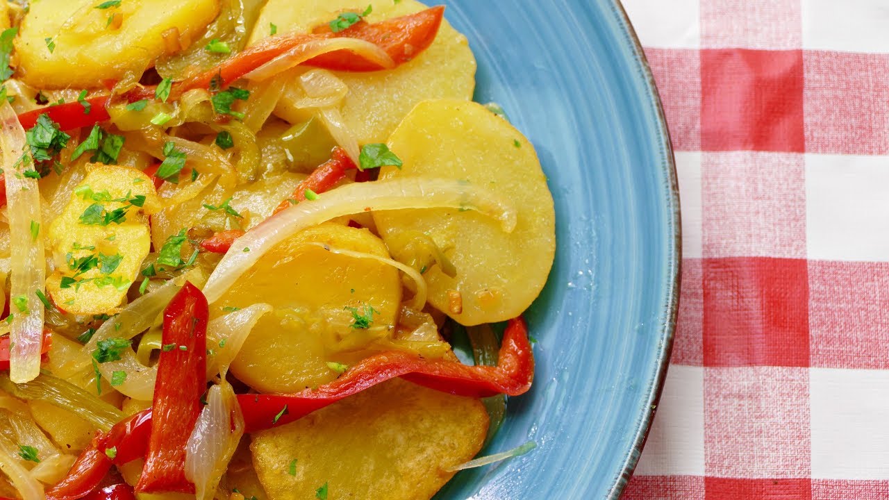 patatas cocidas con huevo y pimentón