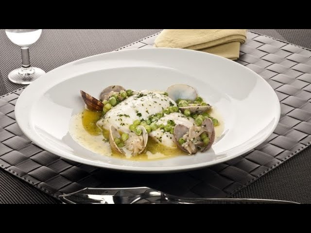 merluza en salsa verde con almejas y guisantes