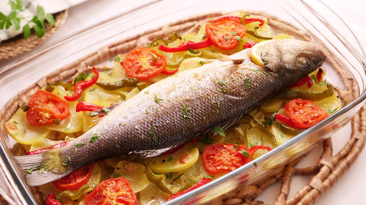 pescado con patatas y cebolla al horno