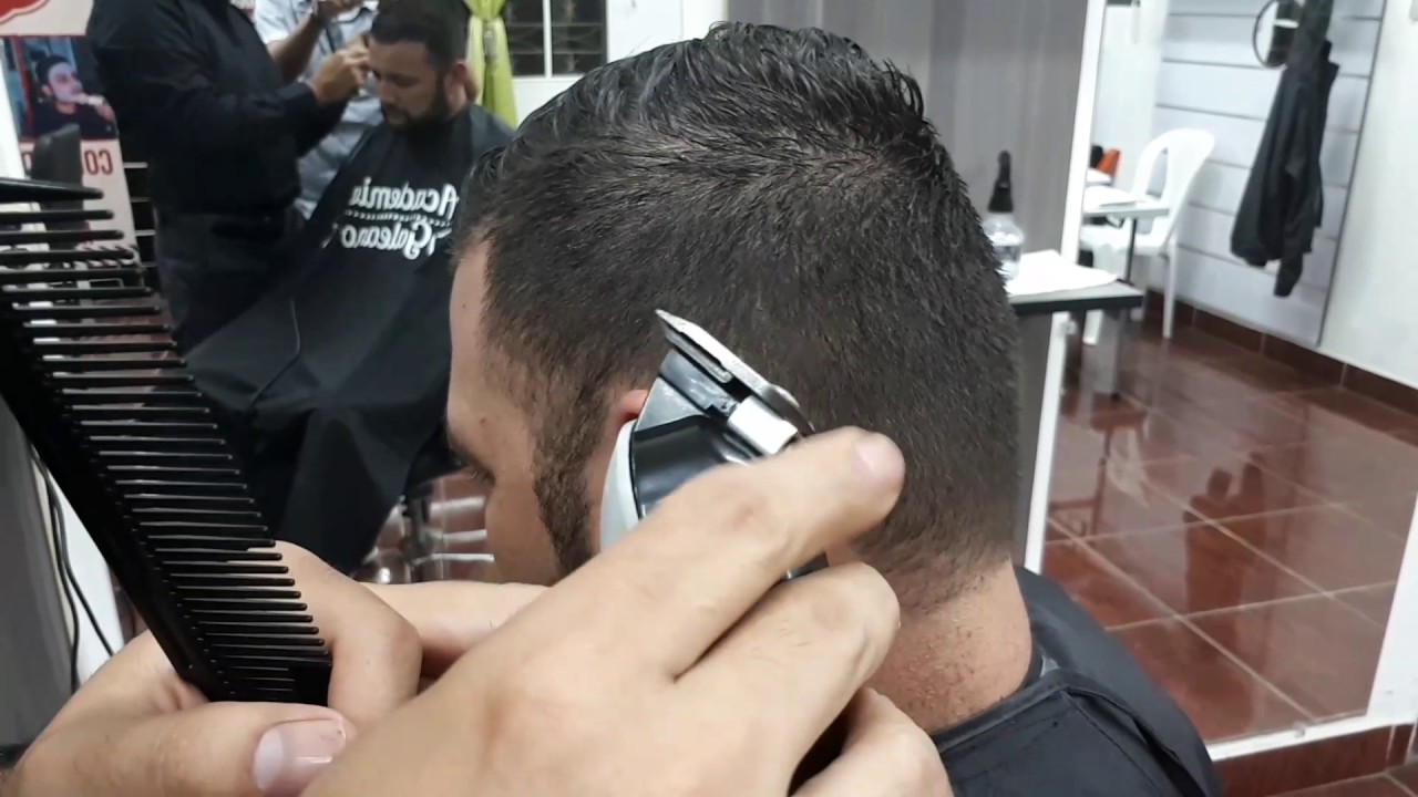 poner el pelo detrás de la oreja
