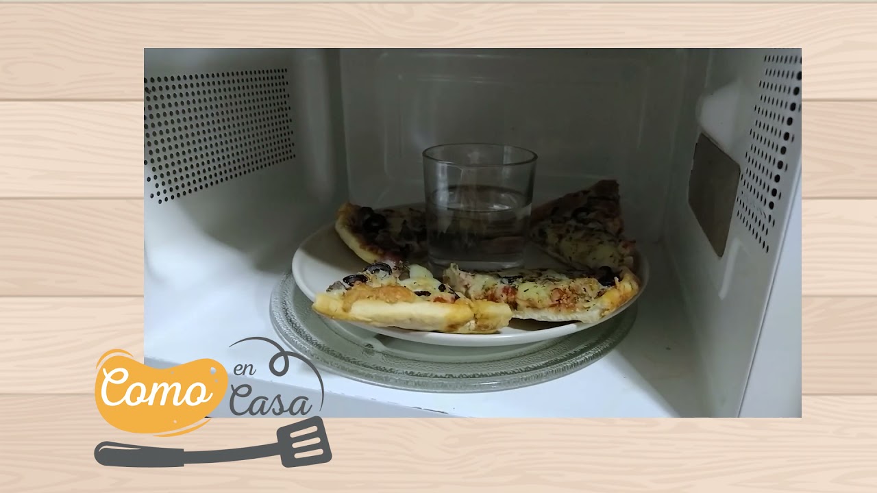 se puede calentar una pizza en el microondas